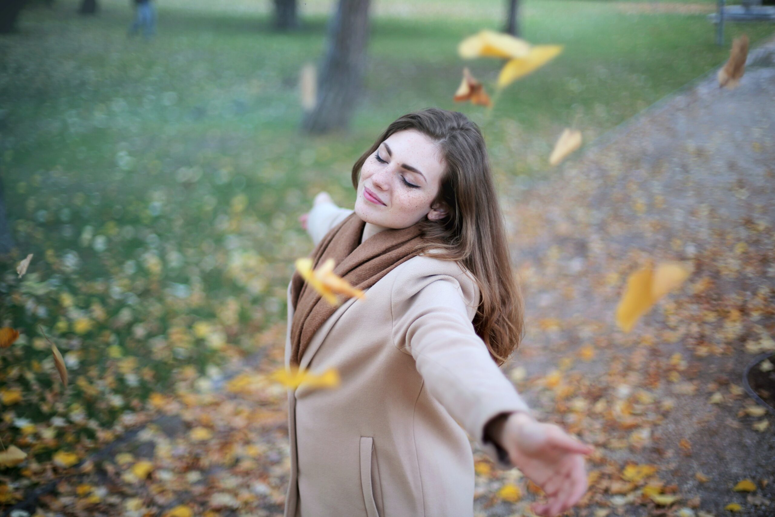 Happy woman - RumboMag - 10 Simple Habits for Achieving Success and Happiness