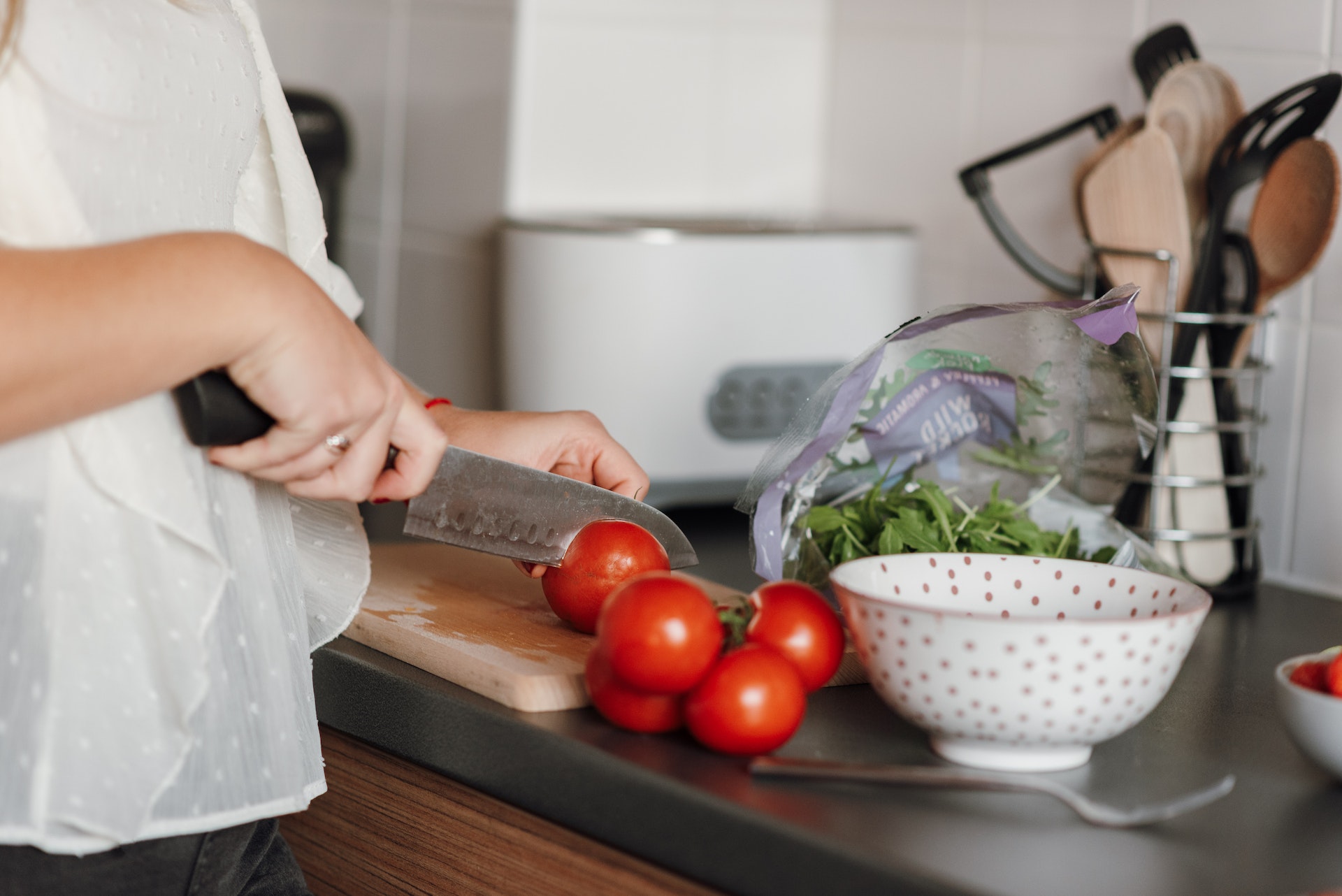 Woman cocking-salad - Diabet Diet - Women looking at fruits - RumboMag