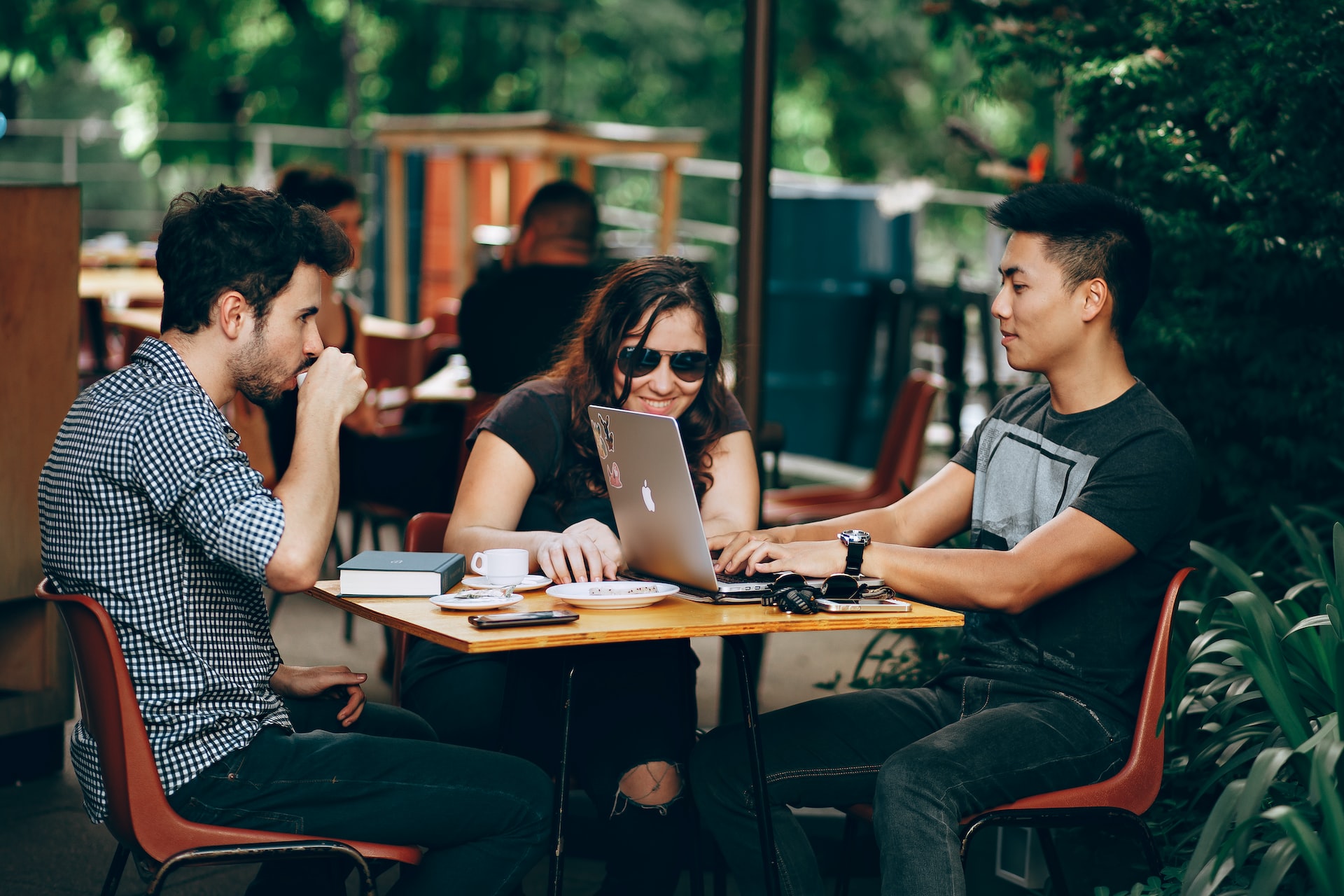 young-startup-businesswoman-holding-presentatin-conference-room-briefing-graph-information- rumboMag - The Role of emotional intelligence in Leadership - RumboMag