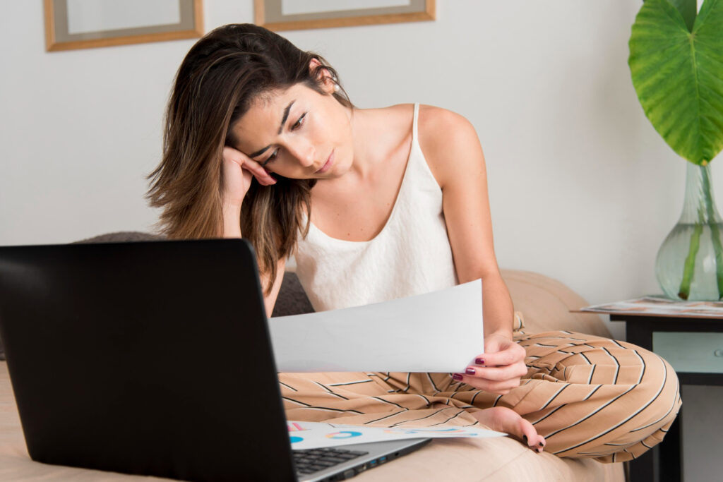 full-shot-woman-working-bed - RumboMag - Procrastination often stems from feeling overwhelmed with an important task. When we are faced with important and complex tasks, it is easy to put them off and avoid starting them altogether.