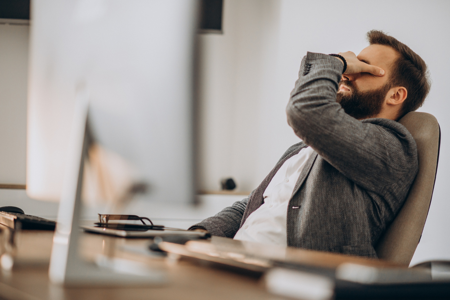 handsome-business-man-working-desk - RumboMag_Overcoming Procrastination