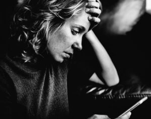 white-woman-using-mobile-phone - RumboMag - Tips for Overcoming Anxiety